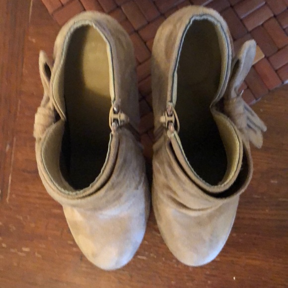 Tan suede ankle booties - Picture 5 of 5